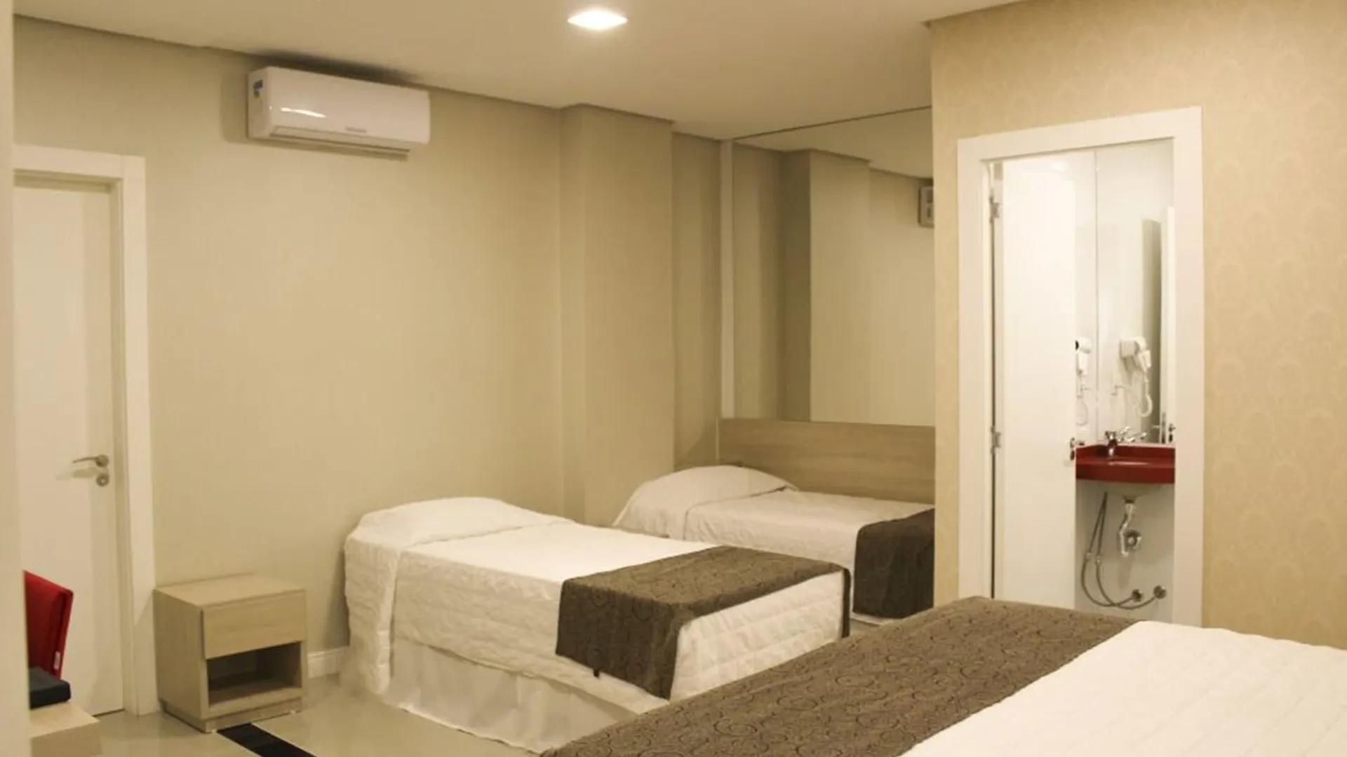 Holiday & Business Hotel - Em Frente Ao Centro De Eventos E Arena Conda Chapeco
