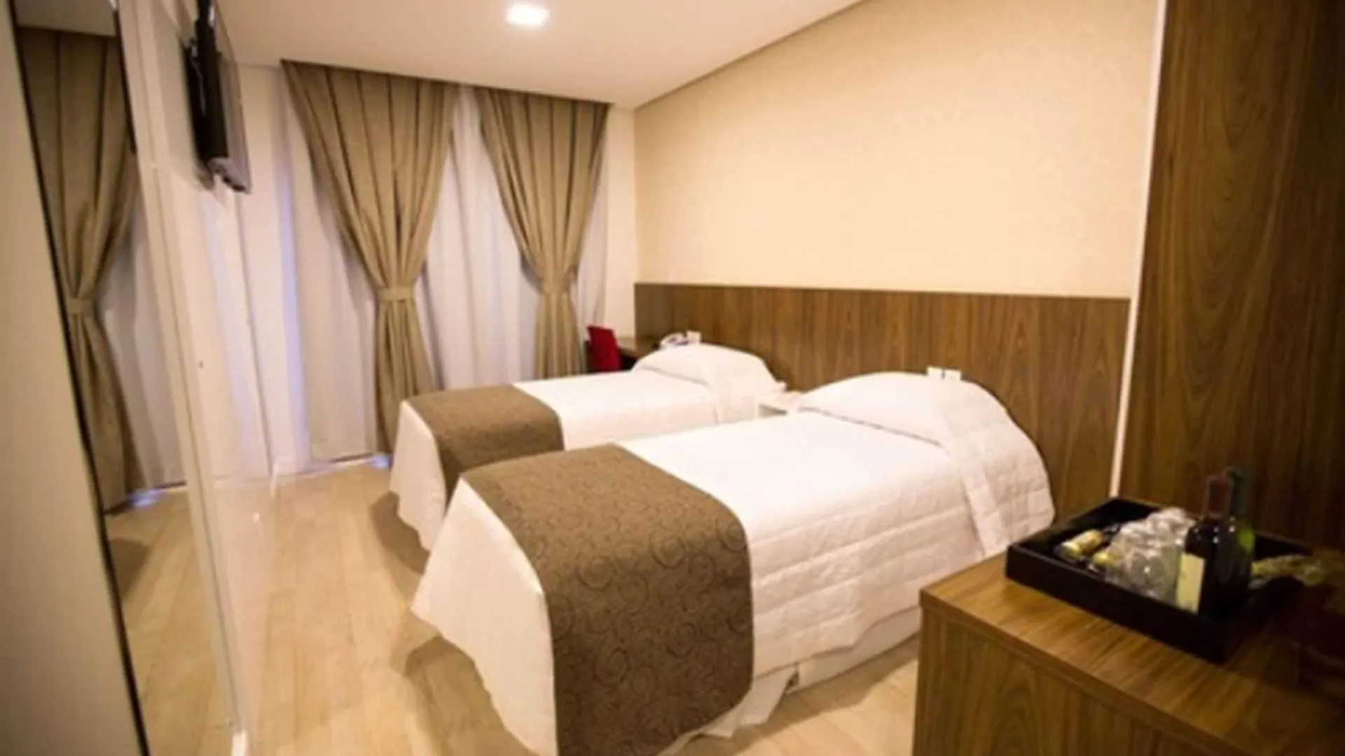 Holiday & Business Hotel - Em Frente Ao Centro De Eventos E Arena Conda Chapeco 4*,