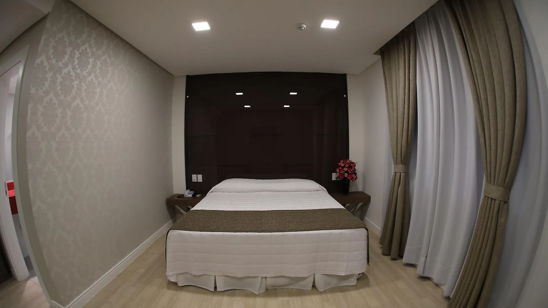 Holiday & Business Hotel - Em Frente Ao Centro De Eventos E Arena Conda Chapeco