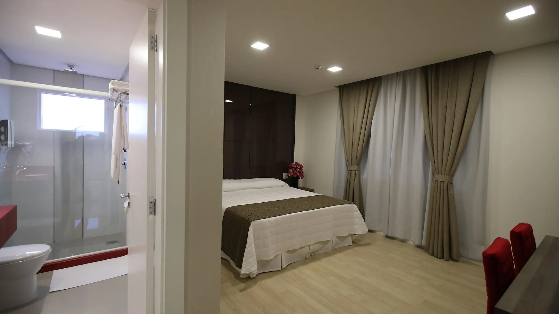 Holiday & Business Hotel - Em Frente Ao Centro De Eventos E Arena Conda Chapeco 4*,