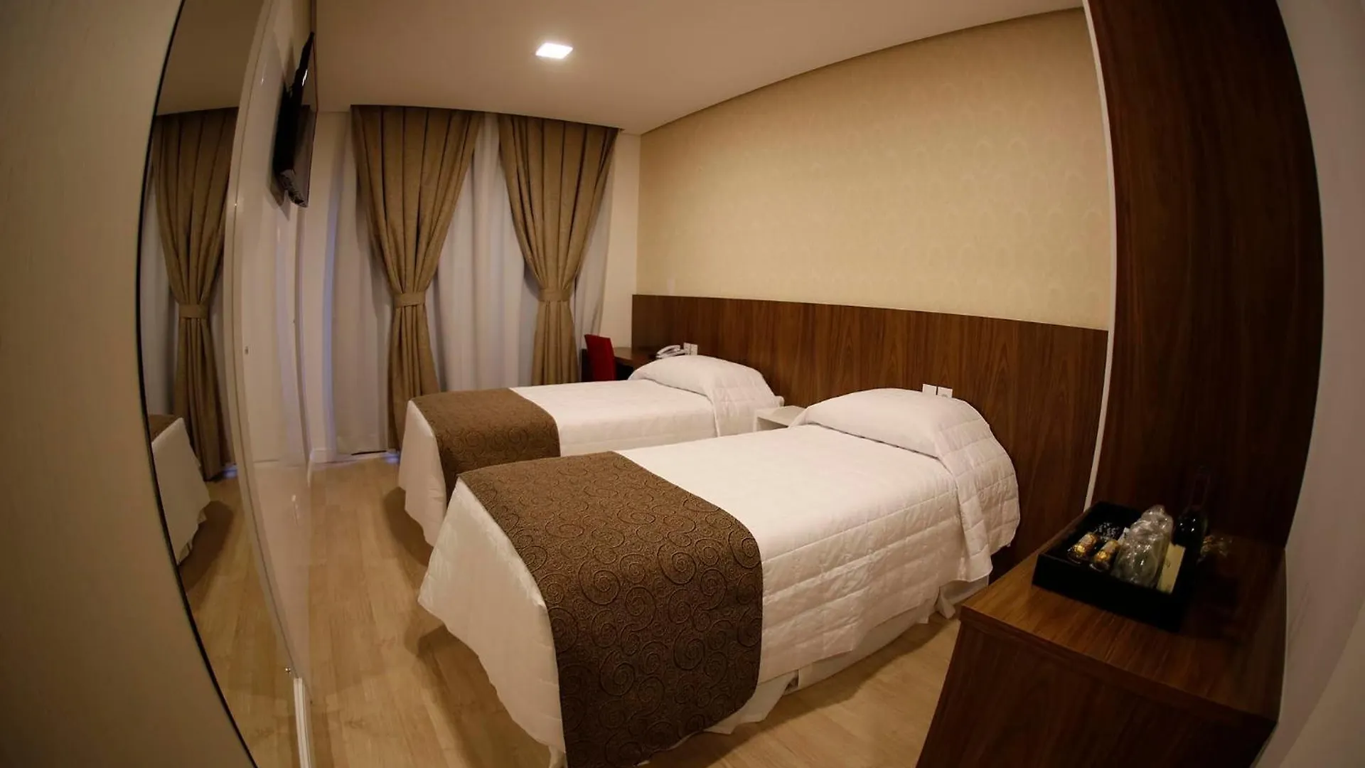 Holiday & Business Hotel - Em Frente Ao Centro De Eventos E Arena Conda Chapeco